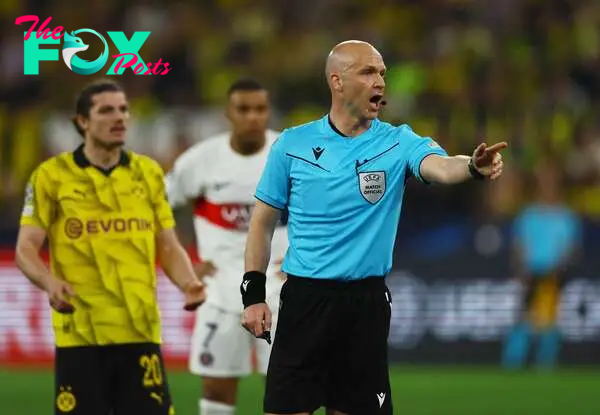 Soccer Football - Champions League - Semi Final - First Leg - Borussia Dortmund v Paris St Germain - Signal Iduna Park, Dortmund, Germany - May 1, 2024 Referee Anthony Taylor REUTERS/Thilo Schmuelgen