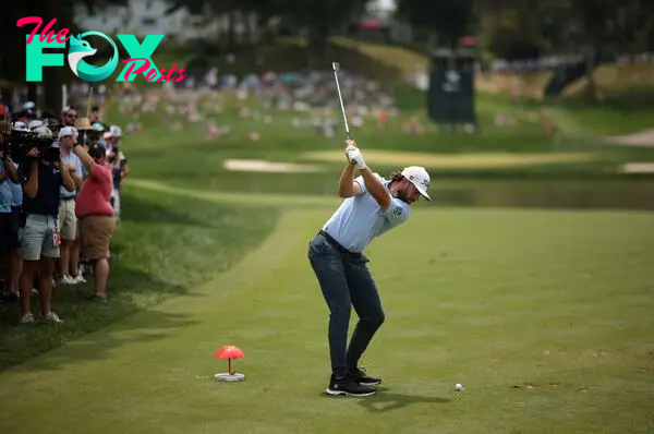 CROMWELL, CONNECTICUT - JUNE 22: Cameron Young of the United States plays his shot from the 16th tee during the third round of the Travelers Championship at TPC River Highlands on June 22, 2024 in Cromwell, Connecticut.   James Gilbert/Getty Images/AFP (Photo by James Gilbert / GETTY IMAGES NORTH AMERICA / Getty Images via AFP)