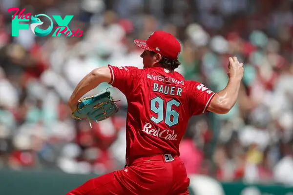 MEX2709. CIUDAD DE MÉXICO (MÉXICO), 24/03/2024.- Trevor Bauer de los Diablos Rojos del México lanza una bola durante un juego amistoso contra los Yankees de Nueva York este domingo, en el estadio Alfredo Harp Helú en la Ciudad de México (México). EFE/ Isaac Esquivel
