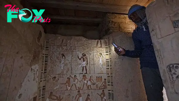 Ancient Egypt: Huge non-royal sarcophagus discovery - BBC Newsround