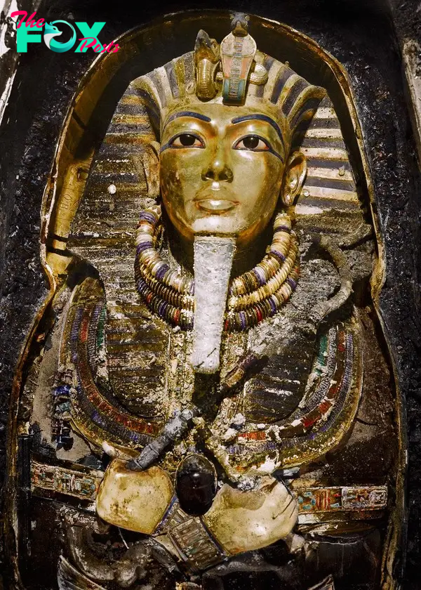 Tutankhamun's burial mask, November 1925. Image courtesy of Griffith Institute, University of Oxford, colourised by Dynamichrome