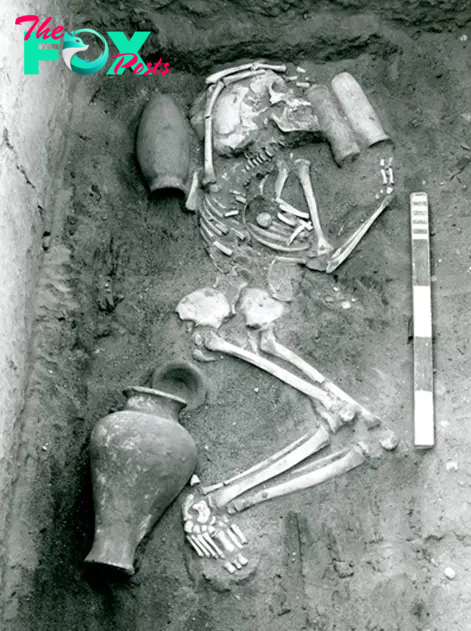 Early excavation at Saqqara showing a typical burial. 