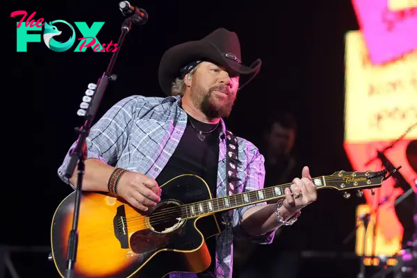 toby keith playing guitar