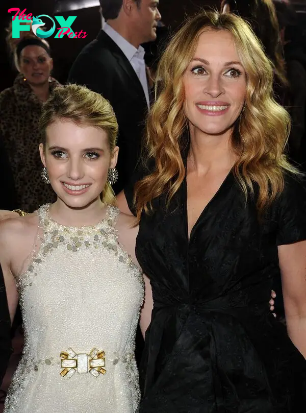 Emma Roberts poses with her aunt Julia Roberts on the red carpet.