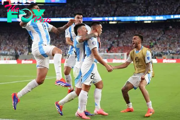 Martínez strikes late to fire Argentina into the quarter-finals