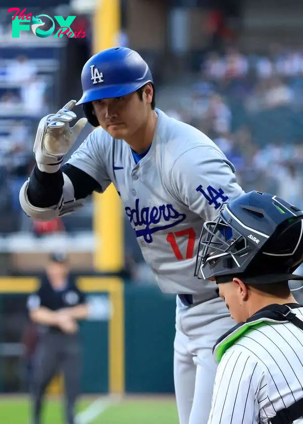 CHICAGO, ILLINOIS - JUNE 26: Shohei Ohtani #17 of the Los Angeles Dodgers acknowledges the crowd during the first inning against the Chicago White Sox at Guaranteed Rate Field on June 26, 2024 in Chicago, Illinois.   Justin Casterline/Getty Images/AFP (Photo by Justin Casterline / GETTY IMAGES NORTH AMERICA / Getty Images via AFP)