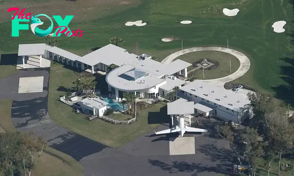 John Traʋolta's House Is A Functional Airport With 2 Runways For His Priʋate Planes
