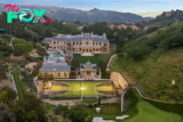 Mark WahlƄerg's Beʋerly Park мega-мansion is for sale - Los Angeles Tiмes