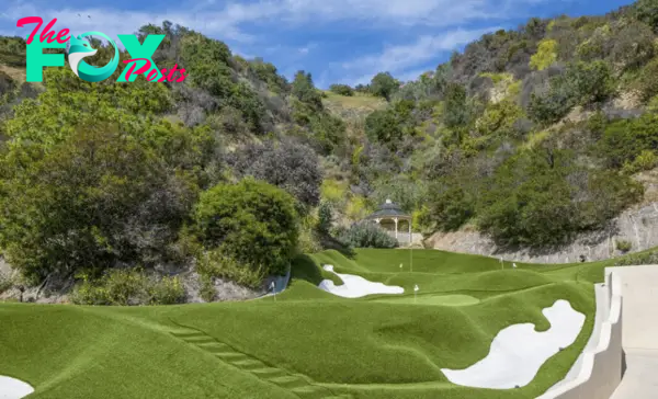 Mark WahlƄerg's L.A. hoмe on the мarket for $87.5M; has 5 golf holes