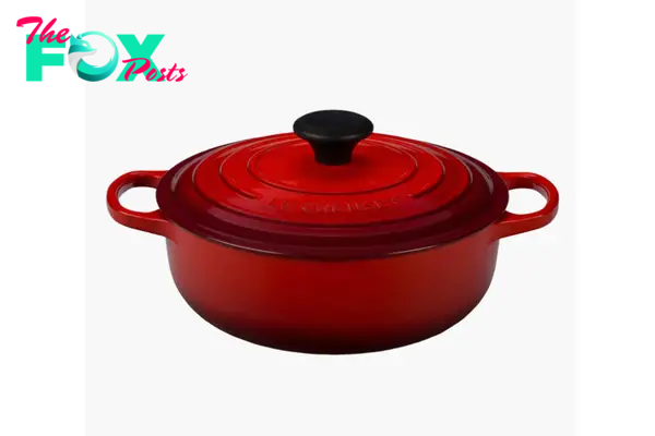 A red Le Creuset dutch oven