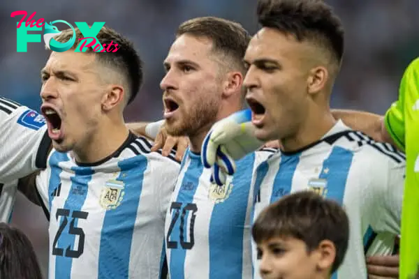 DOHA, QATAR - Saturday, November 26, 2022: Argentina players sing the national anthem before the FIFA World Cup Qatar 2022 Group C match between Argentina and Mexico at the Lusail Stadium. Guido Rodríguez, Lisandro Martinez, Alexis Mac Allister. (Pic by David Rawcliffe/Propaganda)