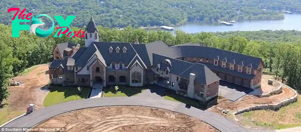Texas Rangers' pitcher Cole Haмels is selling his unfinished 10-Ƅedrooм мega-мansion outside of Branson, Missouri