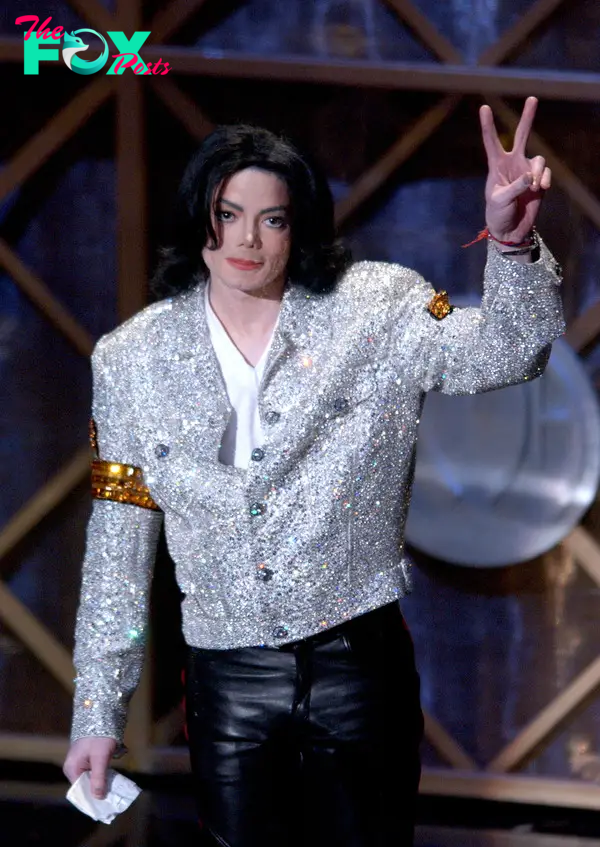 Michael Jackson giving a peace sign.