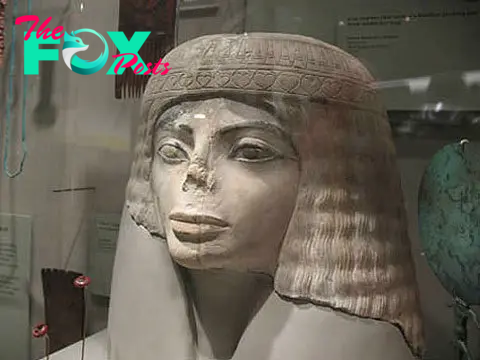 The ancient Egyptian statue, when viewed from the side, looks even more like Michael Jackson after cosmetic surgery, especially in the eyes and nose.