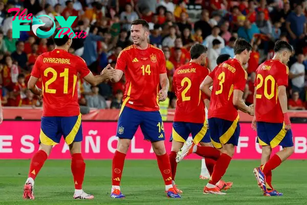 El delantero de la selección española Mikel Oyarzabal celebra con Aymeric Laporte.