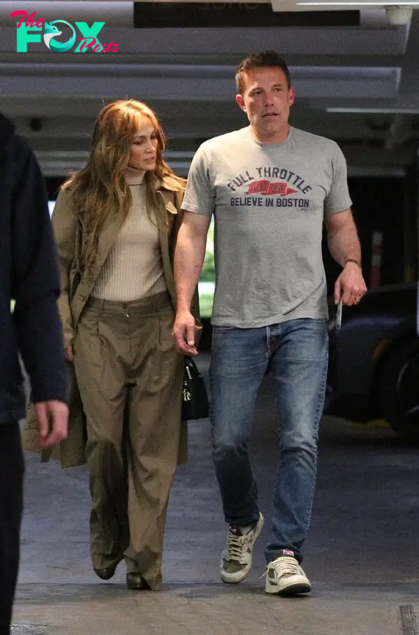 Jennifer Lopez and Ben Affleck walking