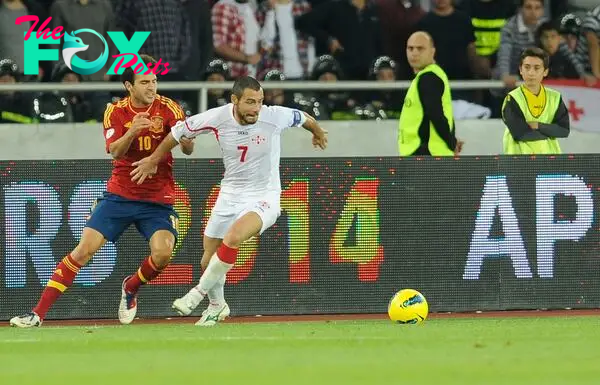 Cesc Fàbregas pugna por un balón en el Georgia 0 - España 1 de clasificación para el Mundial 2014.