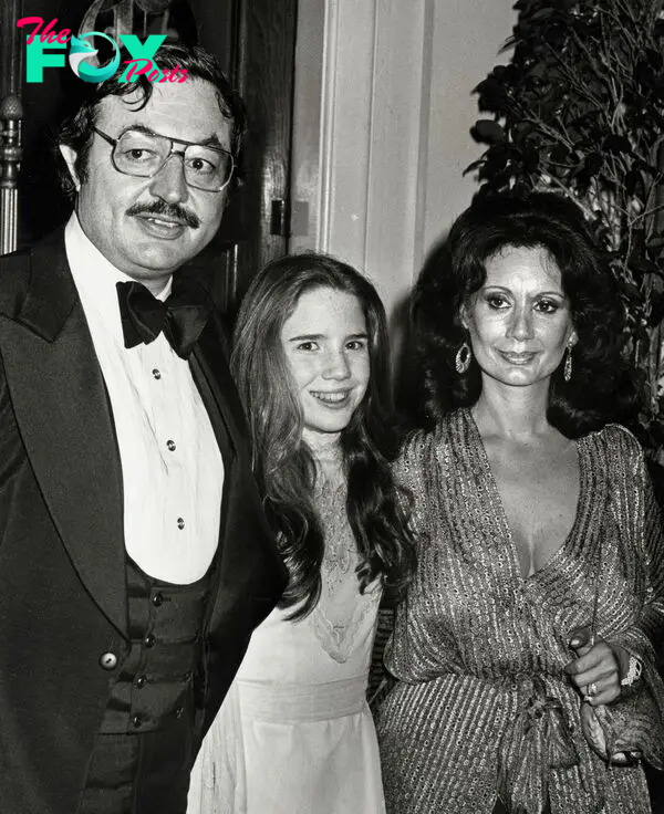 Paul Gilbert, their daughter, and Barbara Crane at the 4th Annual People's Choice Awards on February 20, 1978 | Source: Getty Images