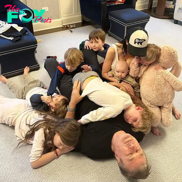 Hilaria and Alec Baldwin with their 7 children.
