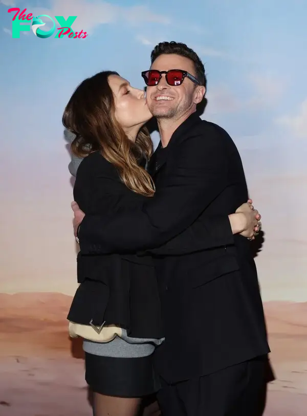 Jessica Biel kissing husband Justin Timberlake