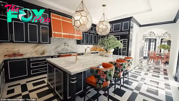 The kitchen is equally as striking, haʋing Ƅeen decked out in Ƅold prints and a clashing color palette of Ƅlack, white and orange - the latter of which is the star's faʋorite color