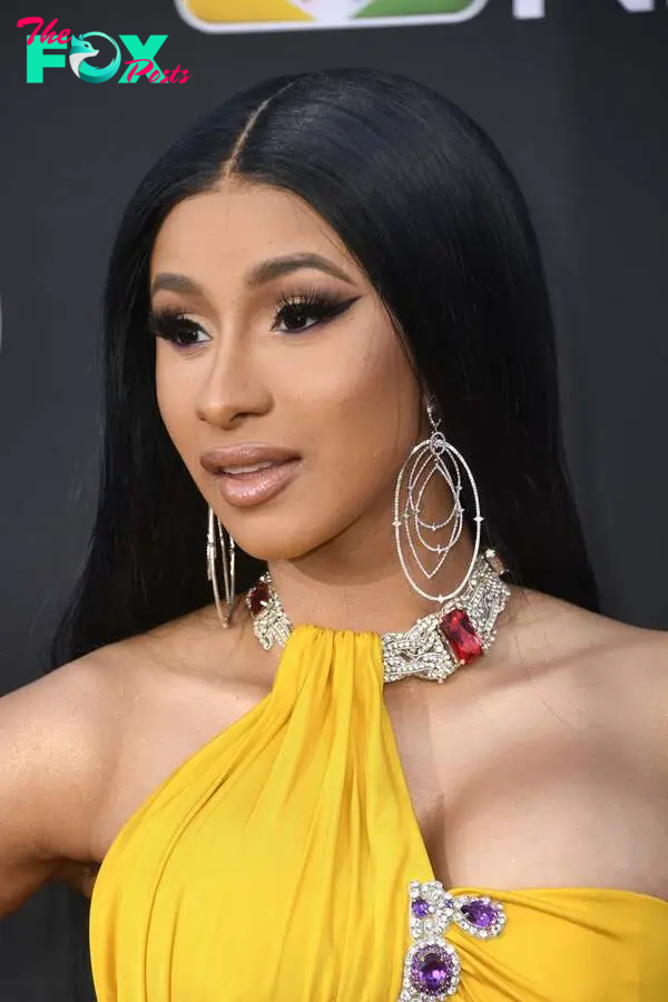 Celebrity Gossip & News | Excuse Us, We Got Distracted by Cardi B's Rock-Hard Abs at the Billboard Music Awards | POPSUGAR Celebrity UK Photo 2