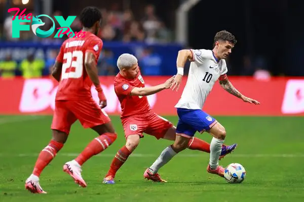ATLANTA, GEORGIA - JUNE 27: Christian Pulisic of United States and Cristian Martinez of Panama battle for the ball during the CONMEBOL Copa America USA 2024 Group C match between Panama and United States at Mercedes-Benz Stadium on June 27, 2024 in Atlanta, Georgia.   Hector Vivas/Getty Images/AFP (Photo by Hector Vivas / GETTY IMAGES NORTH AMERICA / Getty Images via AFP)