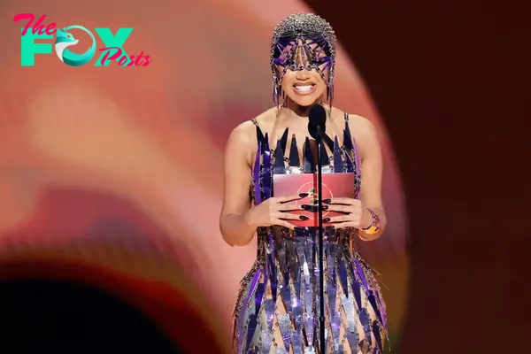Cardi B impresses with a 3D pleated dress, similar to the Grammy golden trumpet - Photo 6.