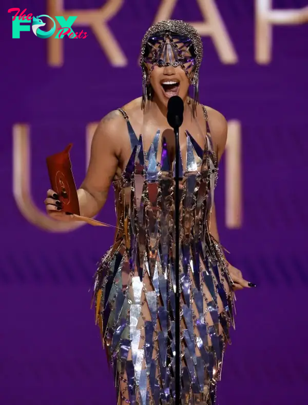 Cardi B impresses with a 3D pleated dress, similar to the Grammy golden trumpet - Photo 5.
