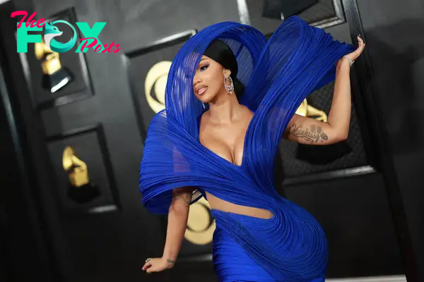 Cardi B impresses with a 3D pleated dress, similar to the Grammy golden trumpet - Photo 1.