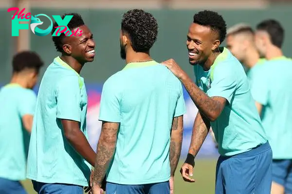 SANTA CLARA, CALIFORNIA - JULY 01: Vinicius Junior and Eder Militao joke with Douglas Luiz of Brazil during a training session ahead of their match against Colombia as part of CONMEBOL Copa America USA 2024 at Levi's Stadium on July 01, 2024 in Santa Clara, California.   Ezra Shaw/Getty Images/AFP (Photo by EZRA SHAW / GETTY IMAGES NORTH AMERICA / Getty Images via AFP)