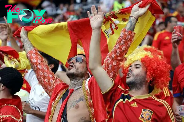 Munich (Germany), 09/07/2024.- Spanish fans ahead of the UEFA EURO 2024 semi-finals soccer match between Spain and France in Munich, Germany, 09 July 2024. (Francia, Alemania, España) EFE/EPA/RONALD WITTEK
