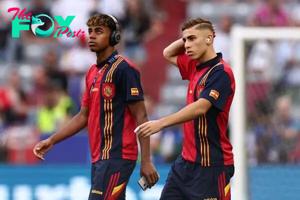 Munich (Germany), 09/07/2024.- Lamine Yamal (L) and Fermin Lopez (R) of Spain inspect the pitch ahead of the UEFA EURO 2024 semi-finals soccer match between Spain and France in Munich, Germany, 09 July 2024. (Francia, Alemania, España) EFE/EPA/ANNA SZILAGYI
