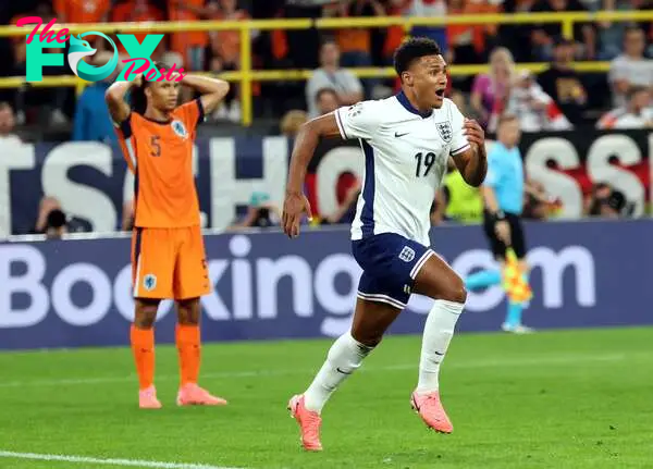 Dortmund (Germany), 10/07/2024.- Oliver Watkins of England celebrates scoring the 2-1 during the UEFA EURO 2024 semi-finals soccer match between Netherlands and England, in Dortmund, Germany, 10 July 2024. (Alemania, Países Bajos; Holanda) EFE/EPA/FRIEDEMANN VOGEL
