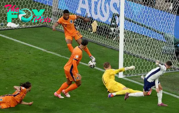 Dortmund (Germany), 10/07/2024.- Denzel Dumfries of the Netherlands makes a goal line clearance during the UEFA EURO 2024 semi-finals soccer match between Netherlands and England, in Dortmund, Germany, 10 July 2024. (Alemania, Países Bajos; Holanda) EFE/EPA/GEORGI LICOVSKI
