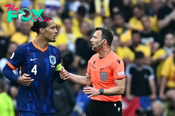 German referee Felix Zwayer speaks with Netherlands' defender Virgil van Dijk during the UEFA Euro 2024 round of 16 match against Romania.