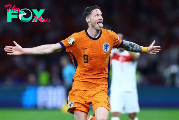 Berlin (Germany), 06/07/2024.- Wout Weghorst of Netherlands celebrates winning the UEFA EURO 2024 quarter-finals soccer match between Netherlands and Turkey, in Berlin, Germany, 06 July 2024. (Alemania, Países Bajos; Holanda, Turquía) EFE/EPA/FILIP SINGER
