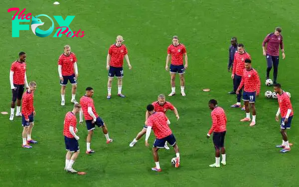 Dortmund (Germany), 10/07/2024.- Team of England warms up prior to the UEFA EURO 2024 semi-finals soccer match between the Netherlands and England, in Dortmund, Germany, 10 July 2024. (Alemania, Países Bajos; Holanda) EFE/EPA/MOHAMED MESSARA
