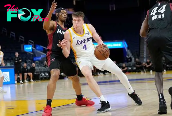 SAN FRANCISCO, CALIFORNIA - JULY 10: Dalton Knecht #4 of the Los Angeles Lakers drive on Pelle Larsson #19 of the Miami Heat during the first half of the 2024 California Classic at Chase Center on July 10, 2024 in San Francisco, California. NOTE TO USER: User expressly acknowledges and agrees that, by downloading and or using this photograph, User is consenting to the terms and conditions of the Getty Images License Agreement.   Thearon W. Henderson/Getty Images/AFP (Photo by Thearon W. Henderson / GETTY IMAGES NORTH AMERICA / Getty Images via AFP)