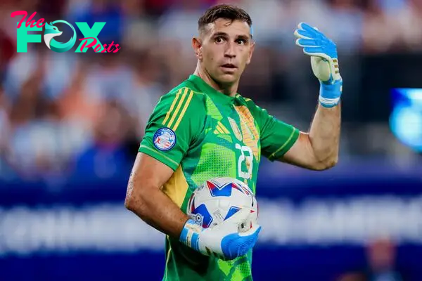 East Rutherford (United States), 10/07/2024.- Goalkeeper Emiliano Martinez of Argentina celebrates after Argentina defeated Canada 2-0 at the end of the CONMEBOL Copa America 2024 Semi-finals match between Argentina and Canada, in East Rutherford, New Jersey, USA, 09 July 2024. EFE/EPA/JUSTIN LANE
