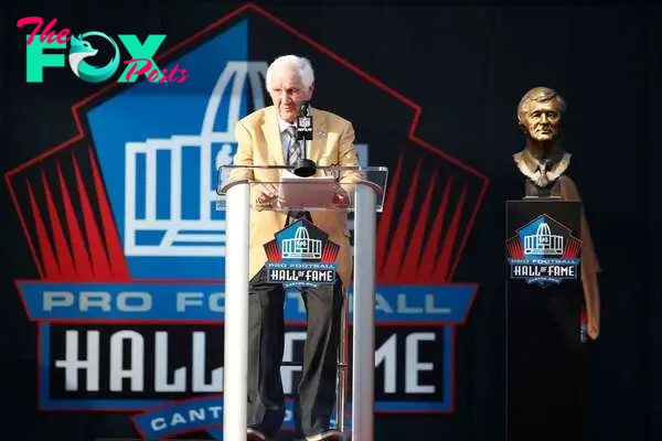 Throughout the Cowboys’ storied history, there have been many football greats. Here are the ones who were inducted into the Hall of Fame.