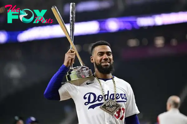 Arlington (United States), 15/07/2024.- Los Angeles Dodgers Teoscar Hernandez holds up the Home Run Derby Champion trophy during the T-Mobile Home Run Derby in Arlington, Texas, USA, 15 July 2024. The Home Run Derby is part of the MLB All-Star events before the 2024 MLB All-Star Game on 16 July. EFE/EPA/GERALD LEONG
