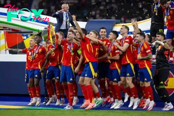 BERLIN, GERMANY - Sunday, July 14, 2024: Spain's captain Álvaro Morata and his team celebrate with the trophy after the UEFA Euro 2024 Final match between Spain and England at the Olympiastadion. (Photo by David Rawcliffe/Propaganda)