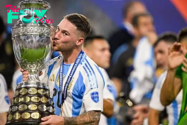 2XHKGTB Miami Gardens, United States. 15th July, 2024. MIAMI GARDENS, UNITED STATES - JULY 15: Alexis Mac Allister of Argentina celebrates with trophy during the CONMEBOL Copa America USA 2024 match between Argentina and Colombia at Hard Rock Stadium on July 15, 2024 in Miami Gardens, United States. (Photo by Pablo Morano/BSR Agency) Credit: BSR Agency/Alamy Live News