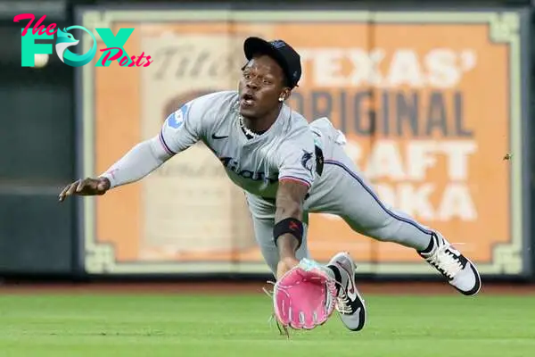 HOUSTON, TEXAS - JULY 10: Jazz Chisholm Jr. #2 of the Miami Marlins attempts to catch a fly ball in the second inning against the Houston Astros at Minute Maid Park on July 10, 2024 in Houston, Texas.   Tim Warner/Getty Images/AFP (Photo by Tim Warner / GETTY IMAGES NORTH AMERICA / Getty Images via AFP)