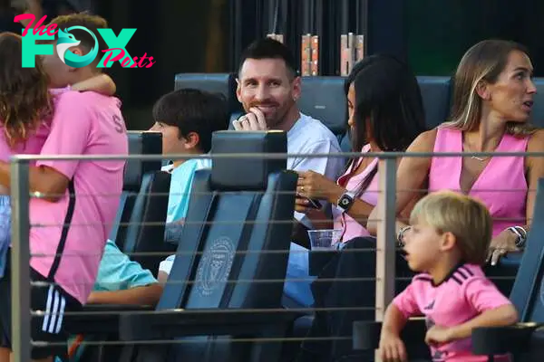 FORT LAUDERDALE, FLORIDA - JULY 17: Lionel Messi #10 of Inter Miami reacts during the first half of a game against Toronto FC at Chase Stadium on July 17, 2024 in Fort Lauderdale, Florida.   Megan Briggs/Getty Images/AFP (Photo by Megan Briggs / GETTY IMAGES NORTH AMERICA / Getty Images via AFP)