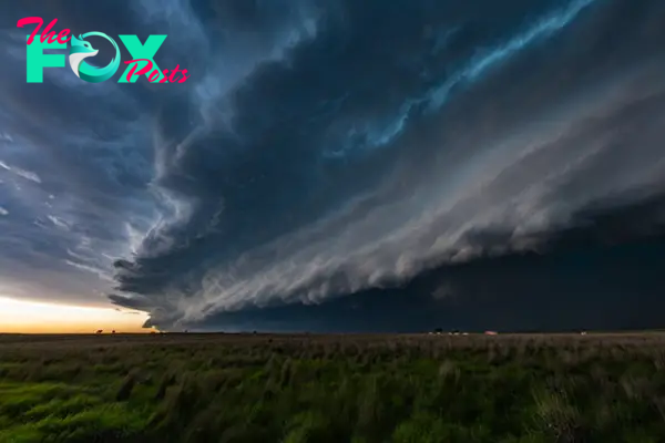 Large supercell transitioning from an inflow dominant storm to an outflow dominant MCS (Mesoscale Convective Complex). This thunderstorm complex would go on the produce widespread wind damage across the state of Oklahoma including 100mph straight-line winds in Tulsa Father’s Day weekend of 2023