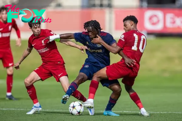 LIVERPOOL, ENGLAND - Tuesday, September 13, 2022: Liverpool's captain Dominic Corness (L) and Melkamu Frauendorf (R) challenge AFC Ajax's Rafael Sarfo during the UEFA Youth League Group A Matchday 2 game between Liverpool FC Under-19's and AFC Ajax Under-19's at the Liverpool Academy. (Pic by David Rawcliffe/Propaganda)