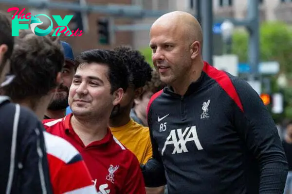 PITTSBURGH - Tuesday, July 23, 2024: Liverpool's head coach Arne Slot poses for selfies with supporters on his arrival at the team hotel after the team's second training session of the day on day one of the club's pre-season tour of the USA. (Photo by David Rawcliffe/Propaganda)