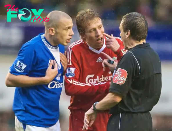 LIVERPOOL, ENGLAND - Sunday, November 29, 2009: Liverpool's Lucas Leiva points to his blood stained face as Everton's John Heitinga protests to referee Alan Wiley during the Premiership match at Goodison Park. The 212th Merseyside Derby. (Photo by David Rawcliffe/Propaganda)